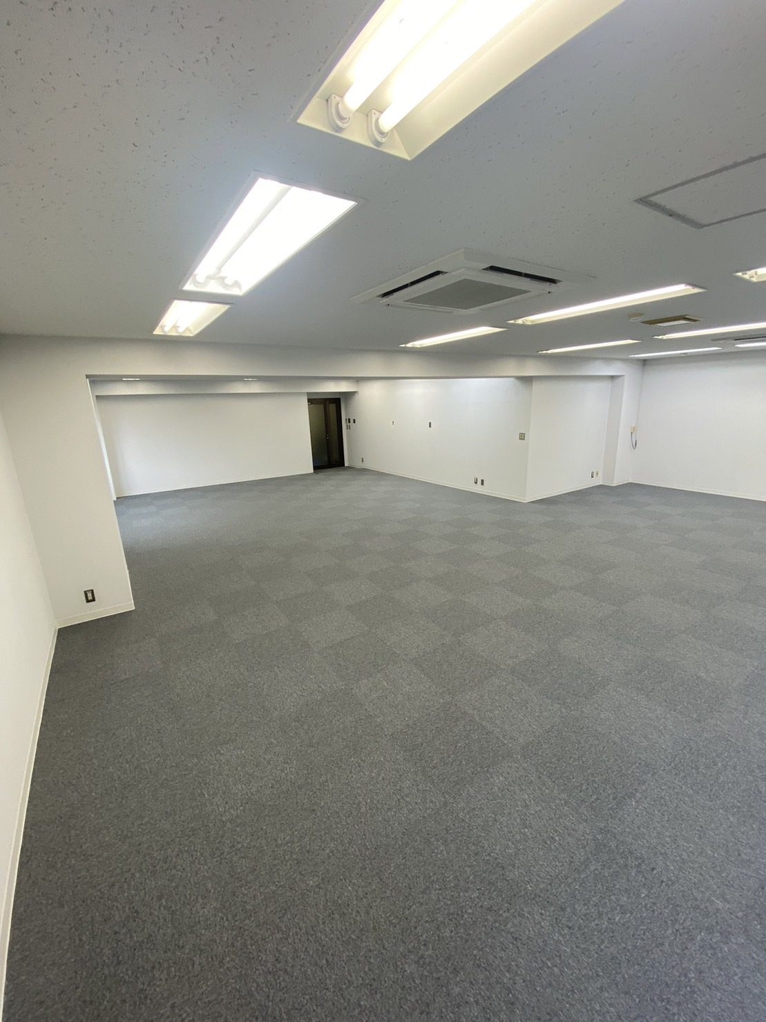 川口市オフィスビル　タイルカーペット貼替アフター