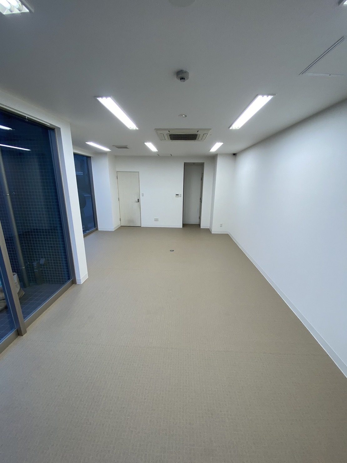 世田谷区店舗塩ビシート(防滑シート)貼替アフター