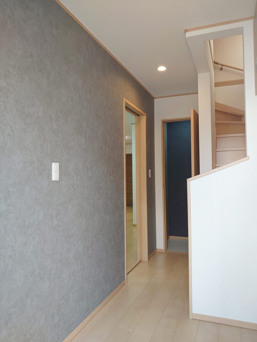 八潮市　玄関アクセントクロスアフター