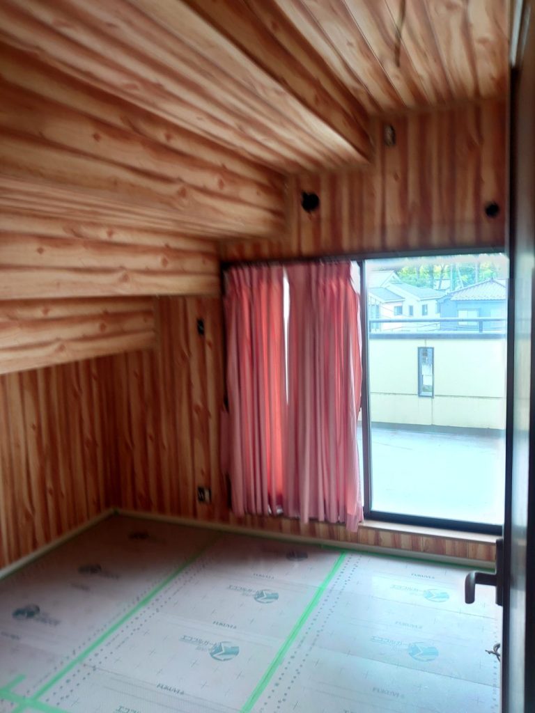 三階戸建て・木目クロス張替え
