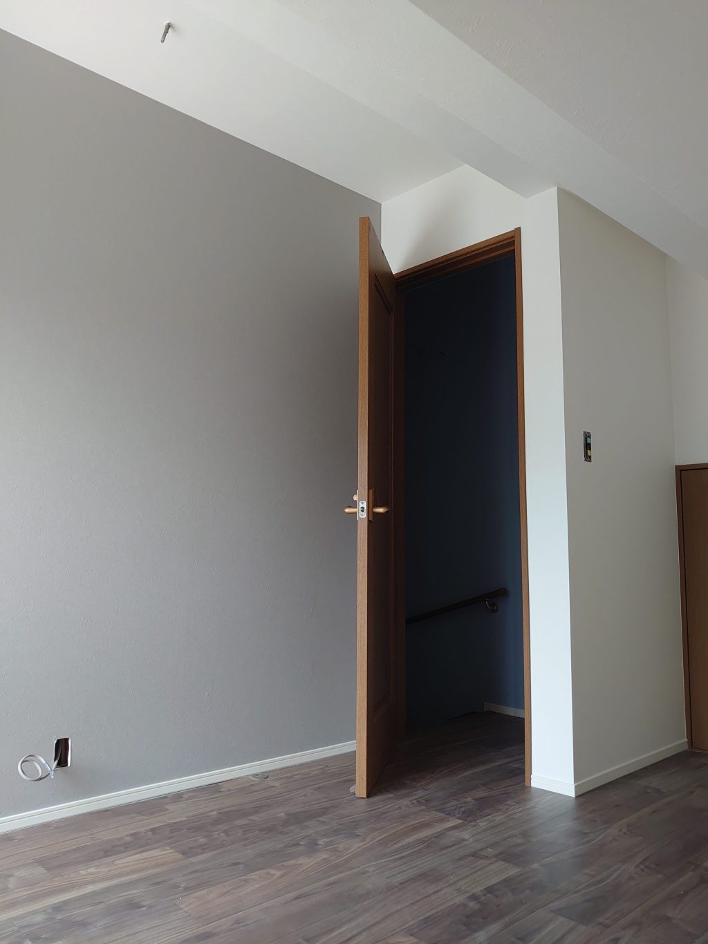 さいたま市　三階戸建て・木目クロス張替えアフター