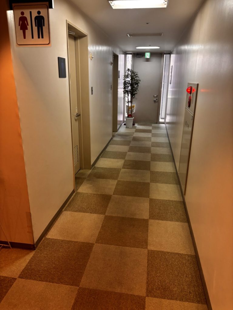 越谷市　タイルカーペット工事