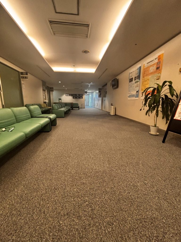 越谷市　タイルカーペット工事