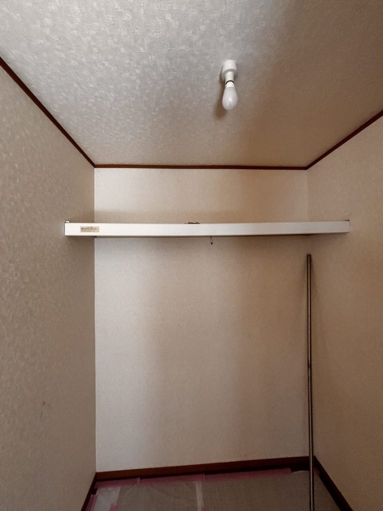 さいたま市　WICのクロスと枕棚撤去