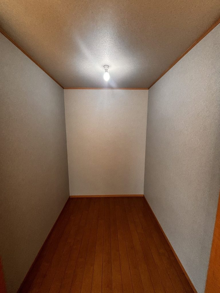 さいたま市　WICのクロスと枕棚撤去