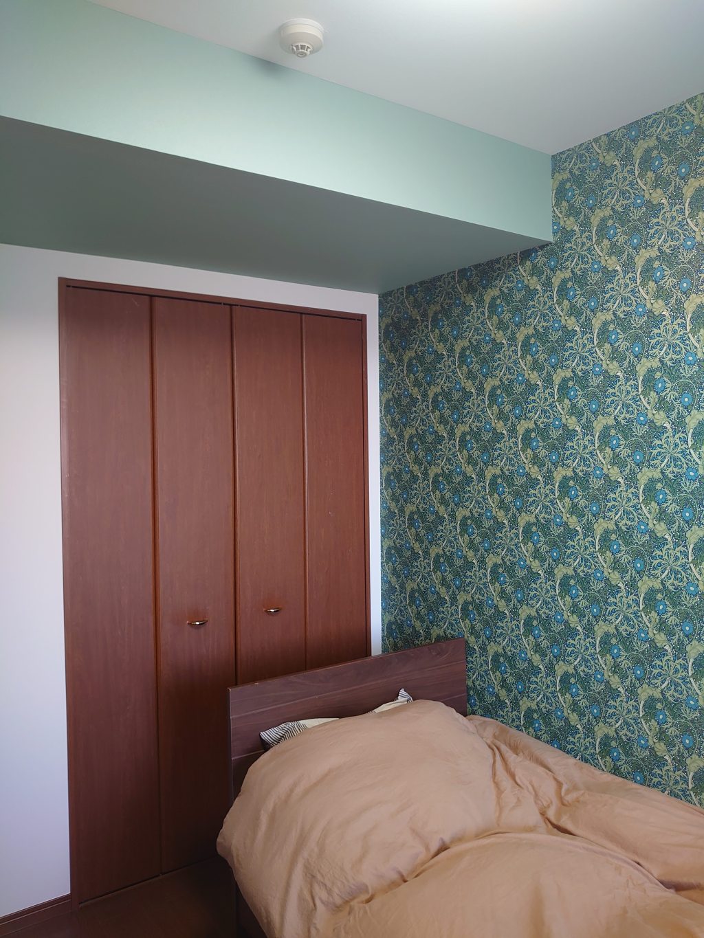 川口市　寝室クロス①アフター