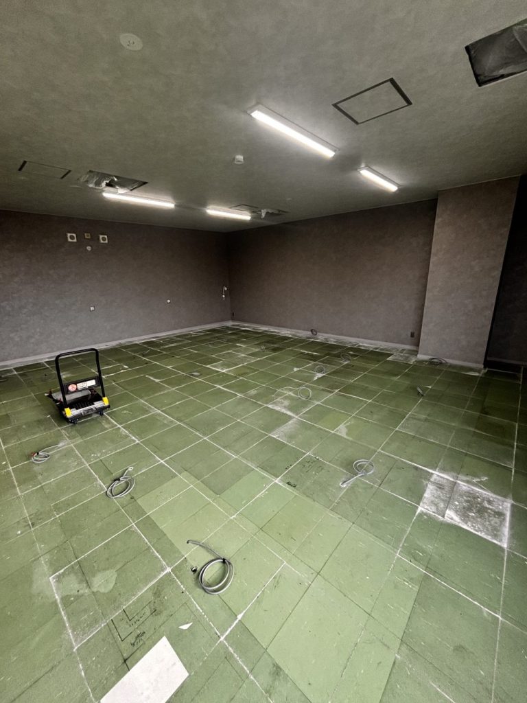 川口市　公共施設　タイルカーペット