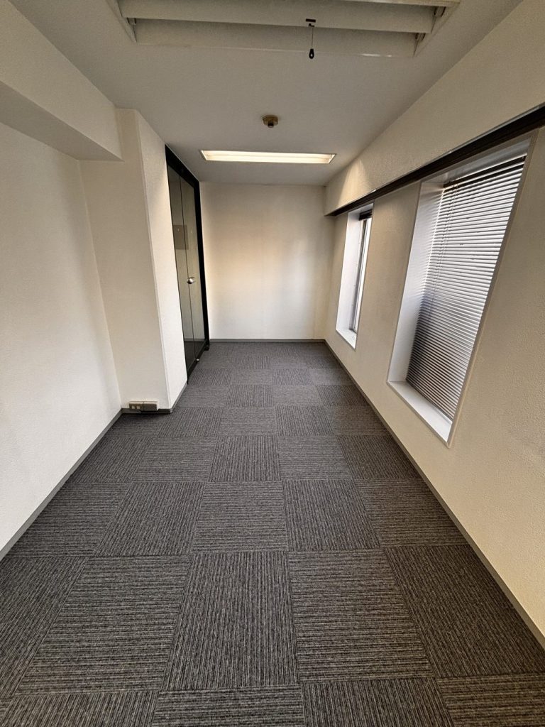 千代田区　タイルカーペット工事