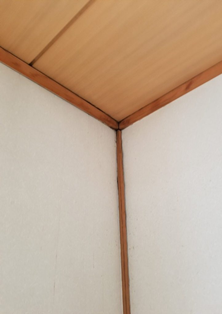 和光市　和室の隅柱のカビ