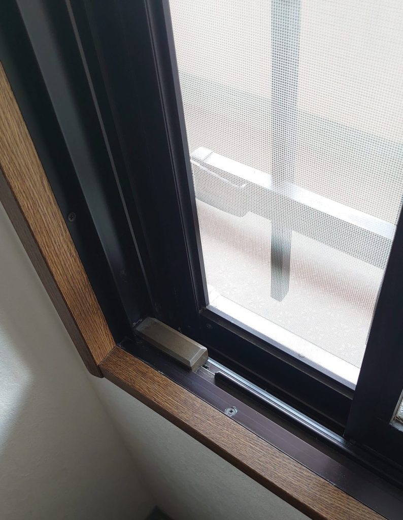 東京都　窓枠のクリーニングとクロス貼り替え