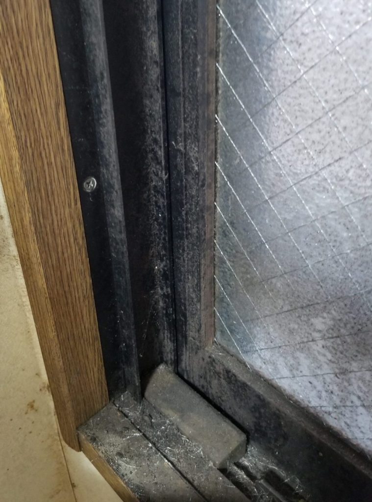 東京都　窓枠のクリーニングとクロス貼り替え