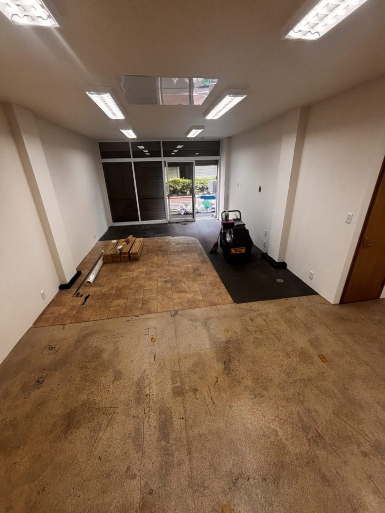 墨田区　店舗工事　フロアタイル