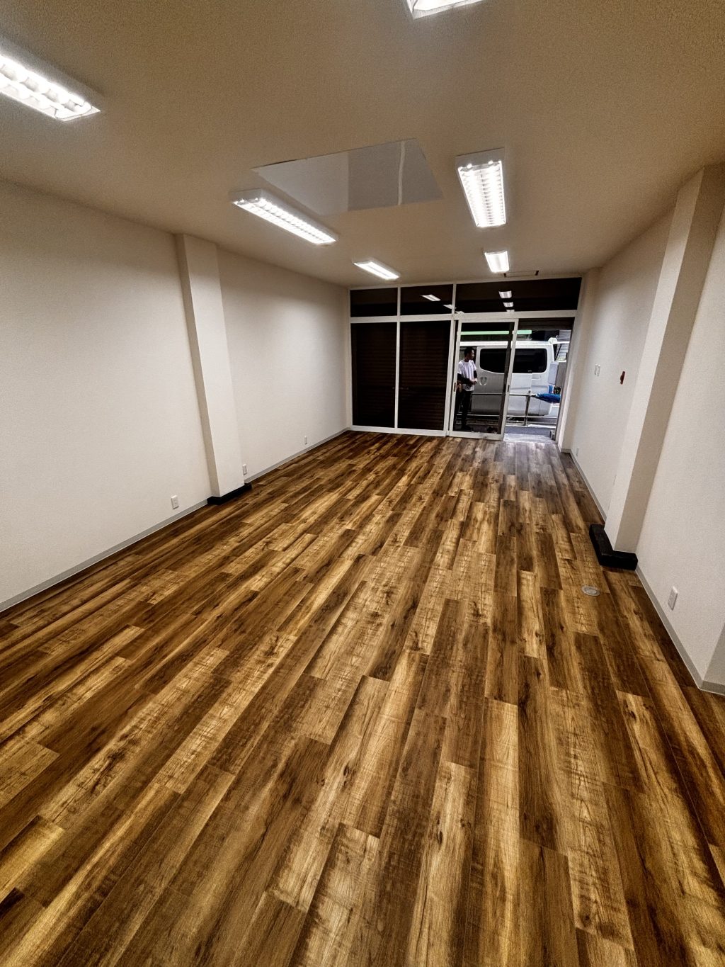 墨田区　店舗工事　フロアタイルアフター