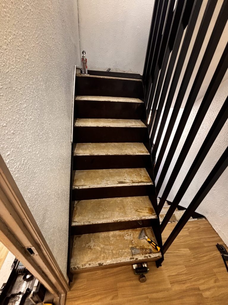 新宿区　階段シート貼り替え