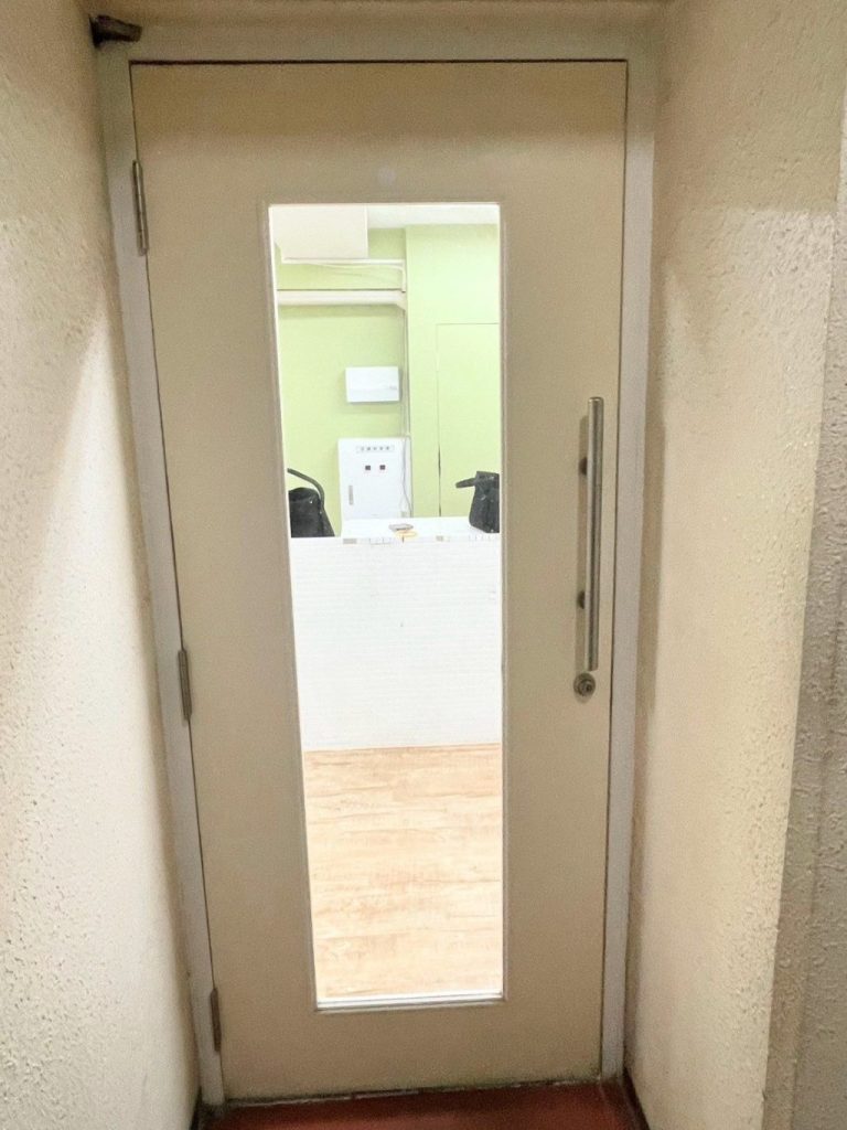 豊島区　店舗ドアのシート貼り替え