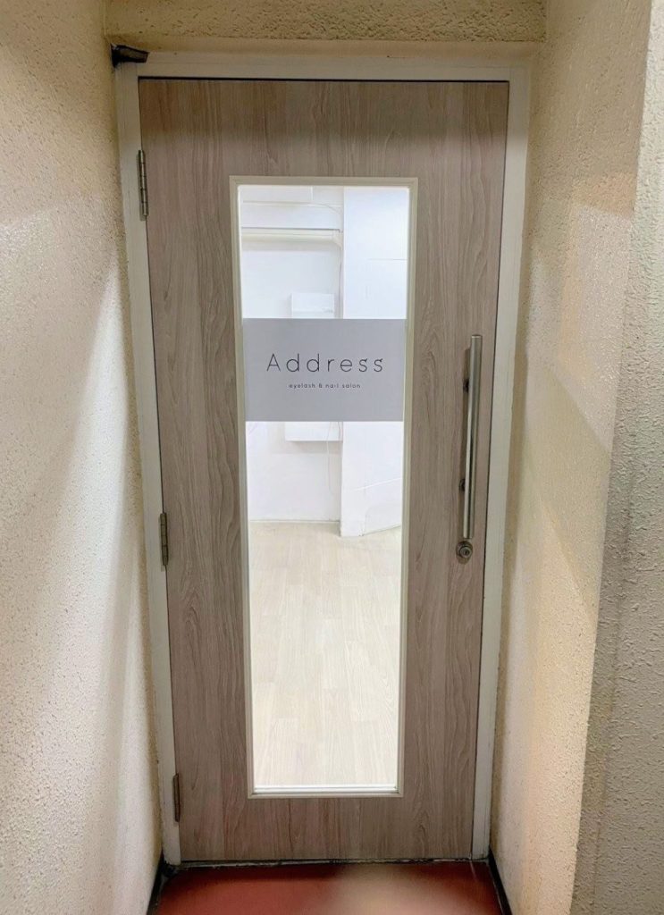豊島区　店舗ドアのシート貼り替え