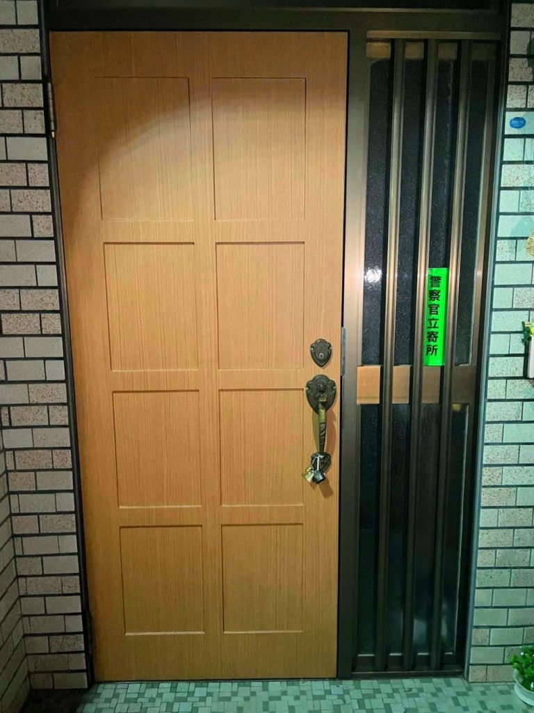 さいたま市　玄関ドアのシート貼り